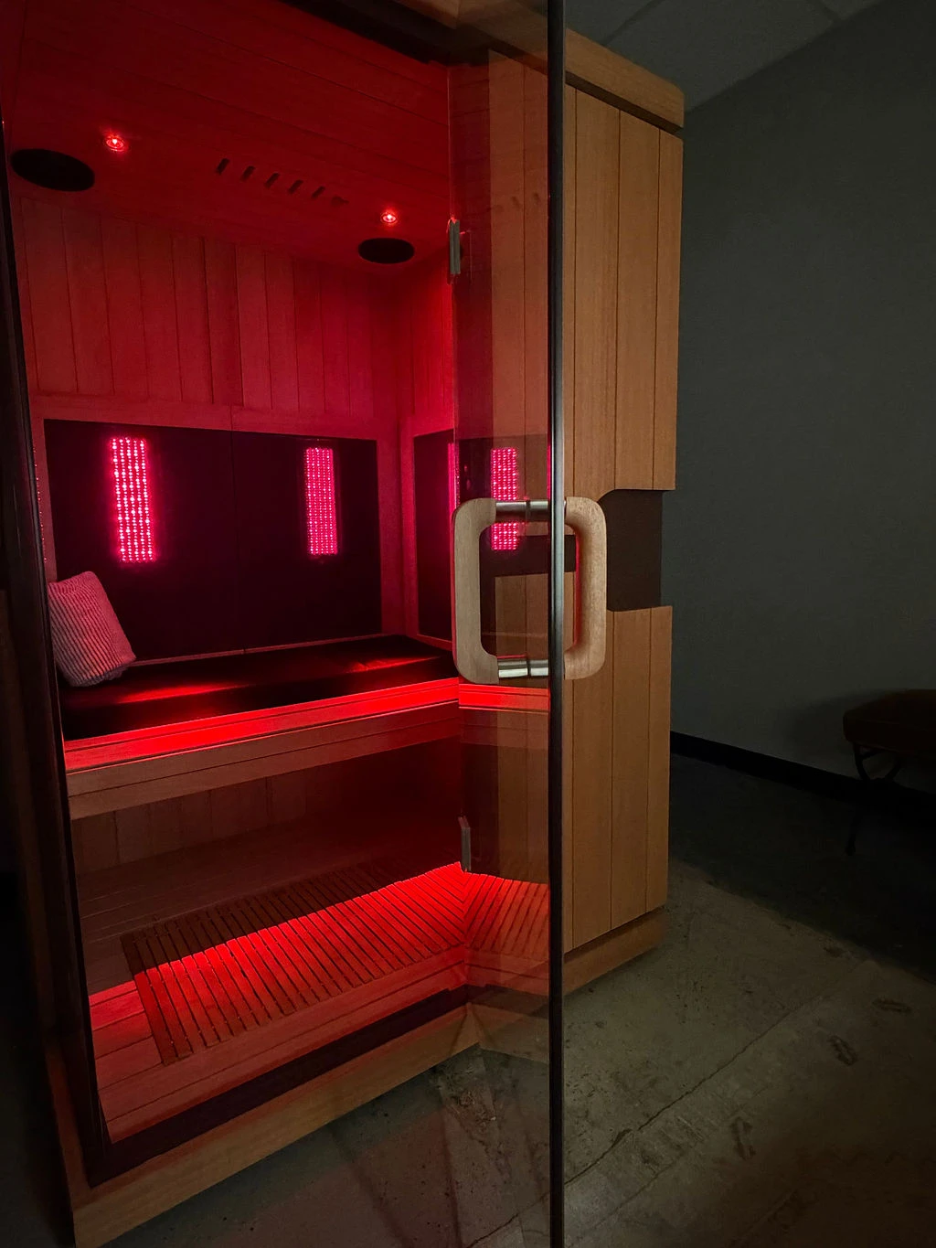 Warm red-lit infrared sauna at Rituél